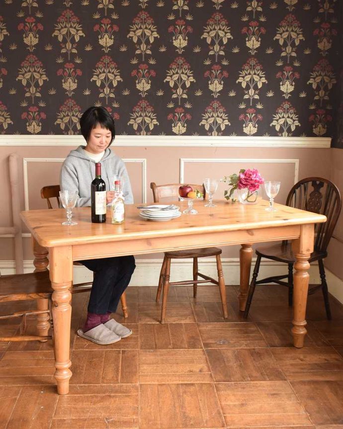 アンティークのテーブル　アンティーク家具　イギリスのアンティーク家具、パイン材の可愛いダイニングテーブル。ほっこりとした表情に癒されますオールドパイン材のテーブルは、独特の木目が特長。(k-1964-f)