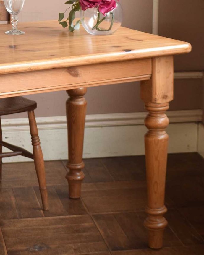 アンティークのテーブル　アンティーク家具　イギリスのアンティーク家具、パイン材の可愛いダイニングテーブル。ポコポコっとした可愛らしい脚脚のデザインもぬくもりあるやさしいデザイン。(k-1964-f)