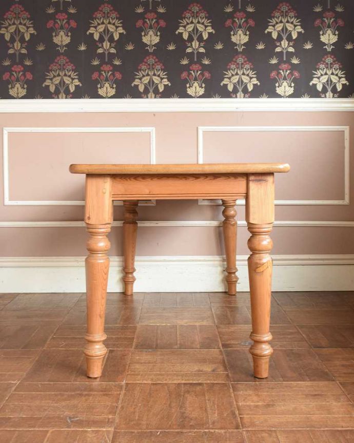 アンティークのテーブル　アンティーク家具　イギリスのアンティーク家具、パイン材の可愛いダイニングテーブル。横から見てみると･･･テーブルを横から見るとこんな感じ。(k-1964-f)