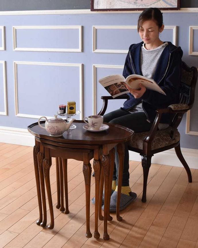 アンティークのテーブル　アンティーク家具　優雅な英国のアンティーク家具、３つセットのコーヒーテーブル（ネストテーブル）。親子一緒の姿が可愛いネストテーブルネストとは巣のこと。(k-1965-f)