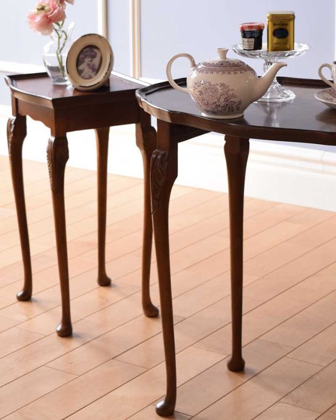 アンティークのテーブル　アンティーク家具　優雅な英国のアンティーク家具、３つセットのコーヒーテーブル（ネストテーブル）。一緒でも、バラバラでも使い方は自由自在のアンティーク。(k-1965-f)