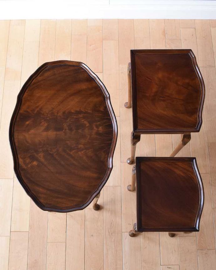 アンティークのテーブル　アンティーク家具　優雅な英国のアンティーク家具、３つセットのコーヒーテーブル（ネストテーブル）。3つを並べて上から見てみましょう大中小3つを並べてみると、こんな感じです。(k-1965-f)