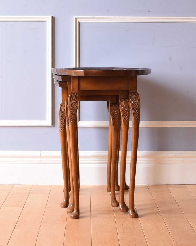 アンティークのテーブル　アンティーク家具　優雅な英国のアンティーク家具、３つセットのコーヒーテーブル（ネストテーブル）。横から見てみると･･･お揃いの脚が3つがキレイに重なって、とっても美しい横顔。(k-1965-f)