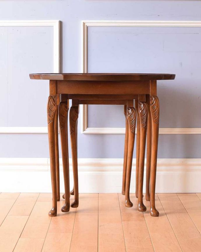 アンティークのテーブル　アンティーク家具　優雅な英国のアンティーク家具、３つセットのコーヒーテーブル（ネストテーブル）。見る角度によって見え方が違います。(k-1965-f)