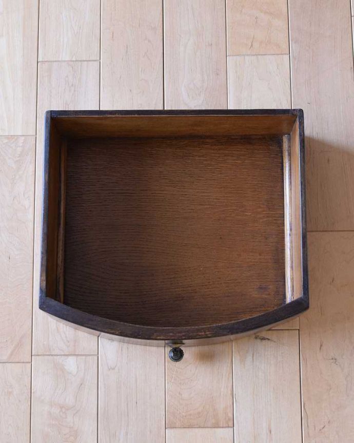アンティークのテーブル　アンティーク家具　英国輸入のアンティーク家具、脚の美しいコンソールテーブル（引き出し付き）。引き出しの中もキレイですちょっとした引き出しはとっても便利に使えます。(k-1966-f)