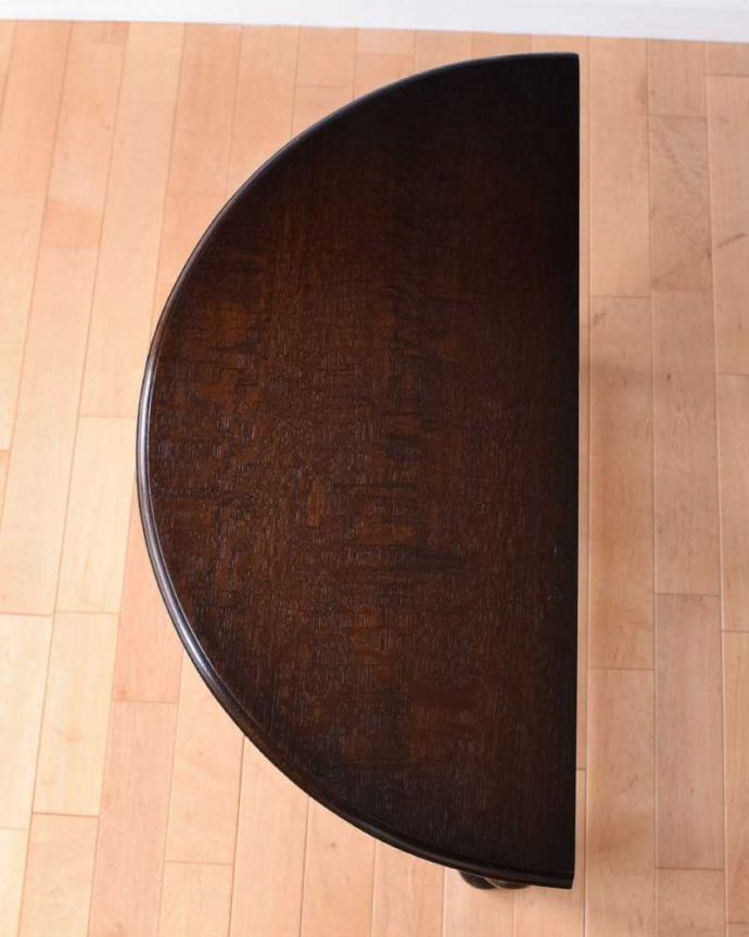 アンティークのテーブル　アンティーク家具　英国輸入のアンティーク家具、脚の美しいコンソールテーブル（引き出し付き）。天板はテーブル代わりに使えます上から天板を見ると、こんな感じでキレイに仕上げました。(k-1966-f)