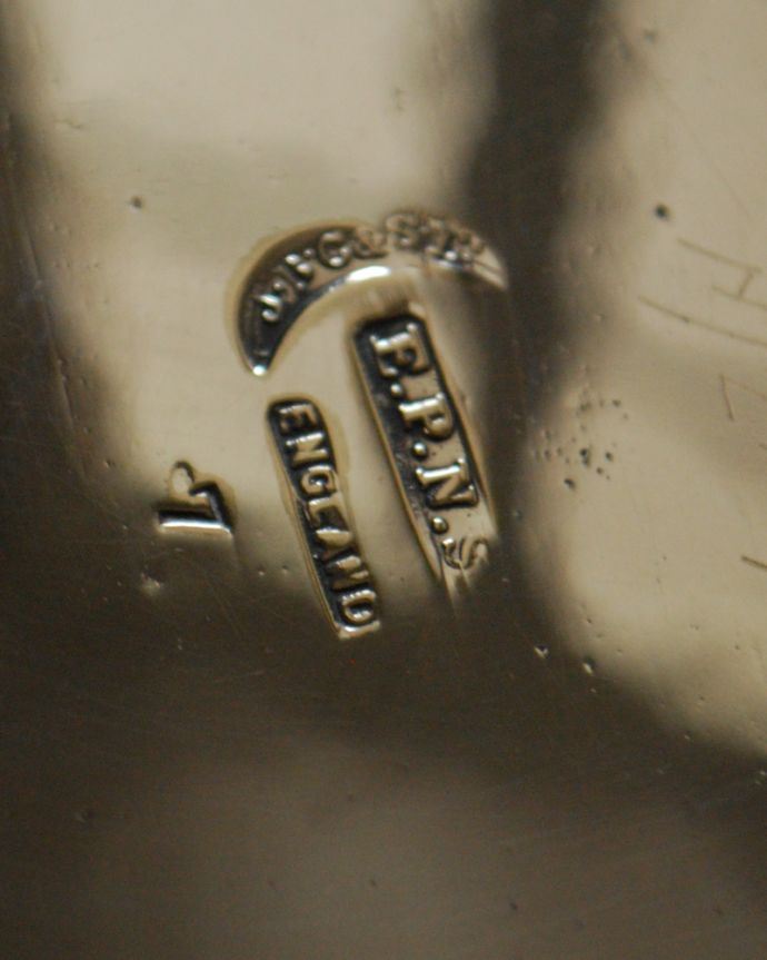 アンティーク 真鍮の雑貨　アンティーク雑貨　英国の銀雑貨、アンティークシルバーの持ち手付きトレイ。調印が残っていました。(k-1966-z)