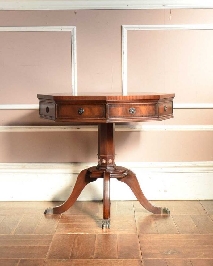 アンティークのテーブル　アンティーク家具　高級感たっぷりのアンティーク英国家具、革張りのティーテーブル（オケージョナルテーブル）。クルッと回転。(k-1967-f)