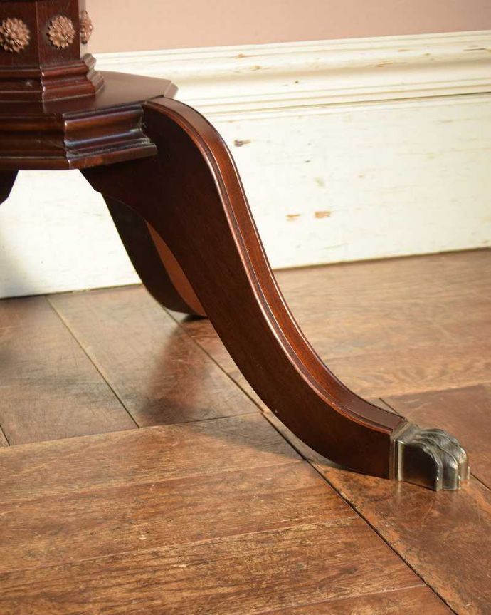 アンティークのテーブル　アンティーク家具　高級感たっぷりのアンティーク英国家具、革張りのティーテーブル（オケージョナルテーブル）。持ち上げなくても大丈夫！Handleのアンティークは、脚の裏にフェルトキーパーをお付けしています。(k-1967-f)