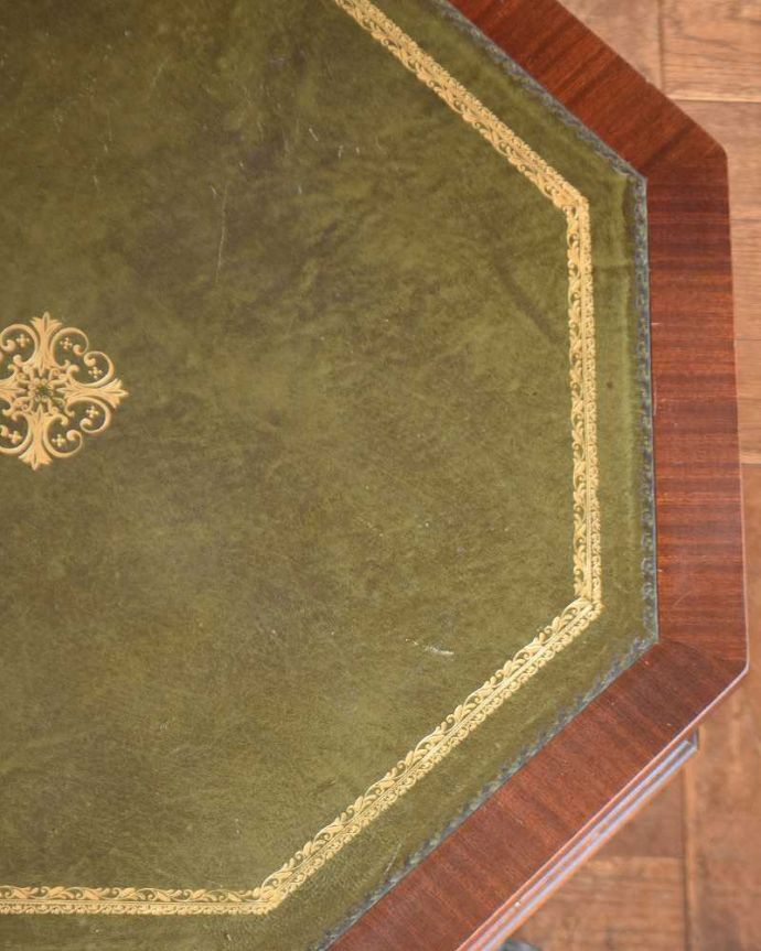 アンティークのテーブル　アンティーク家具　高級感たっぷりのアンティーク英国家具、革張りのティーテーブル（オケージョナルテーブル）。天板も修復したのでキレイです修復の際、塗装もキレイにしました。(k-1967-f)