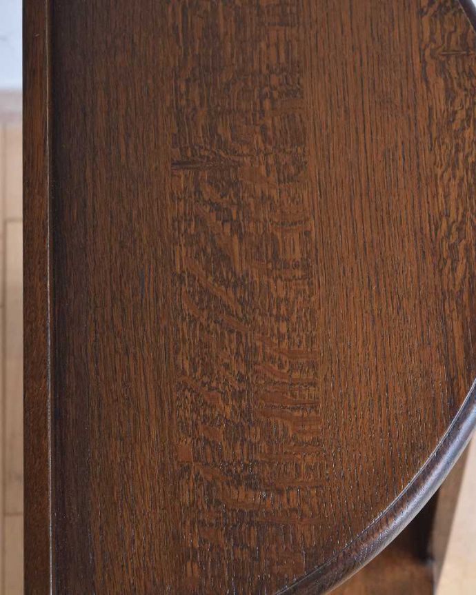 アンティークのテーブル　アンティーク家具　イギリス輸入のアンティーク家具、半月型のコンソールテーブル。修復には自信がありますHandleでは専門の職人が修復する際、古い塗装を剥離してキレイにお直ししています。(k-1968-f)