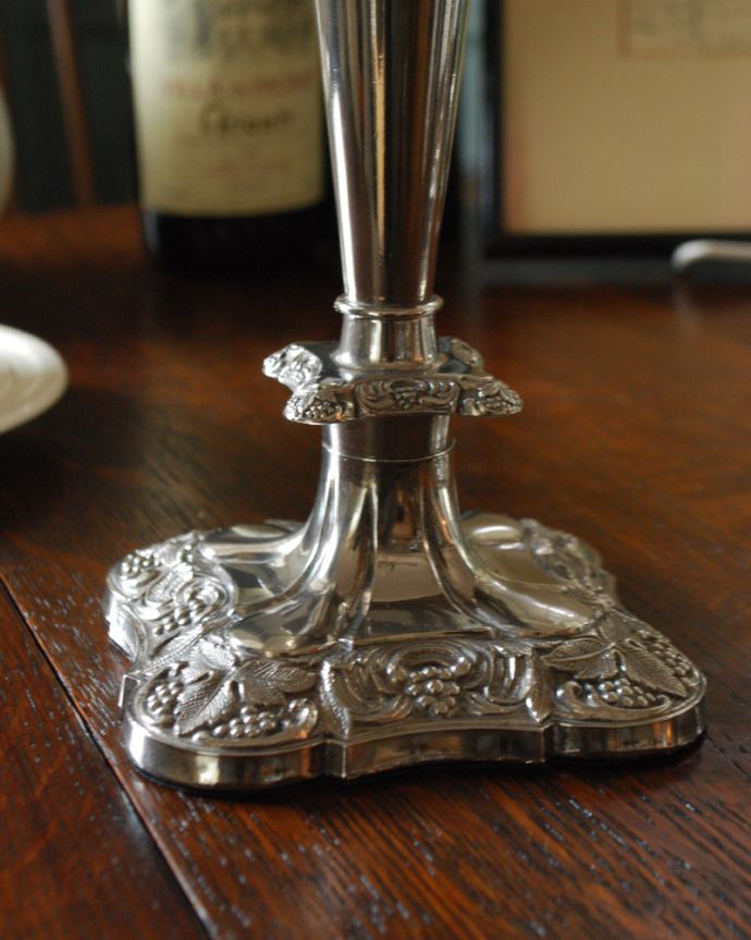 アンティーク シルバー製　アンティーク雑貨　英国輸入の銀雑貨、葡萄の装飾が美しいアンティークキャンドルスタンドセット。土台にもたっぷりと葡萄の装飾が施されています。(k-1968-z)