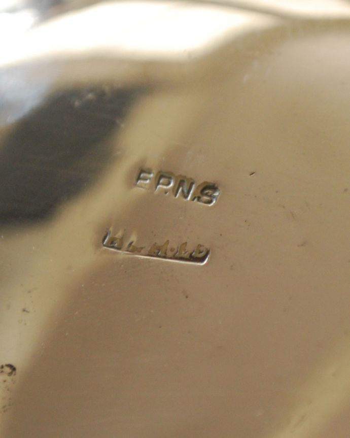 アンティーク シルバー製　アンティーク雑貨　英国輸入の銀食器、アンティークシルバーのティーポット。調印が残っていました。(k-1969-z)