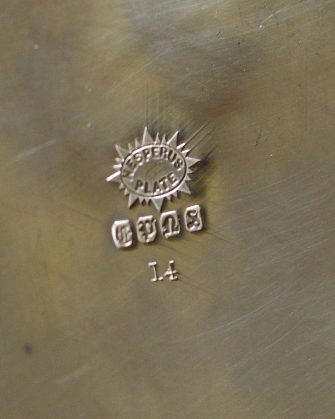 アンティーク シルバー製　アンティーク雑貨　ナチュラルな持ち手が可愛いアンティークシルバーポット、英国輸入の銀アイテム。調印が入っています。(k-1970-z)
