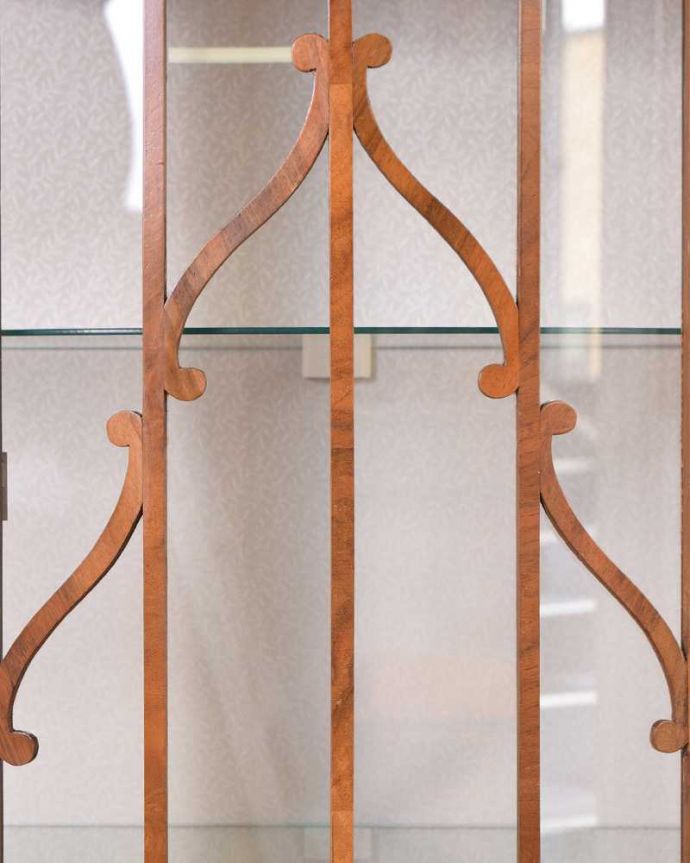 アンティークのキャビネット　アンティーク家具　ウォルナット材の木目が美しい、アンティーク家具のガラスキャビネット。アンティークらしい装飾が魅力やっぱりアンティークらしいデザインが魅力。(k-1972-f)