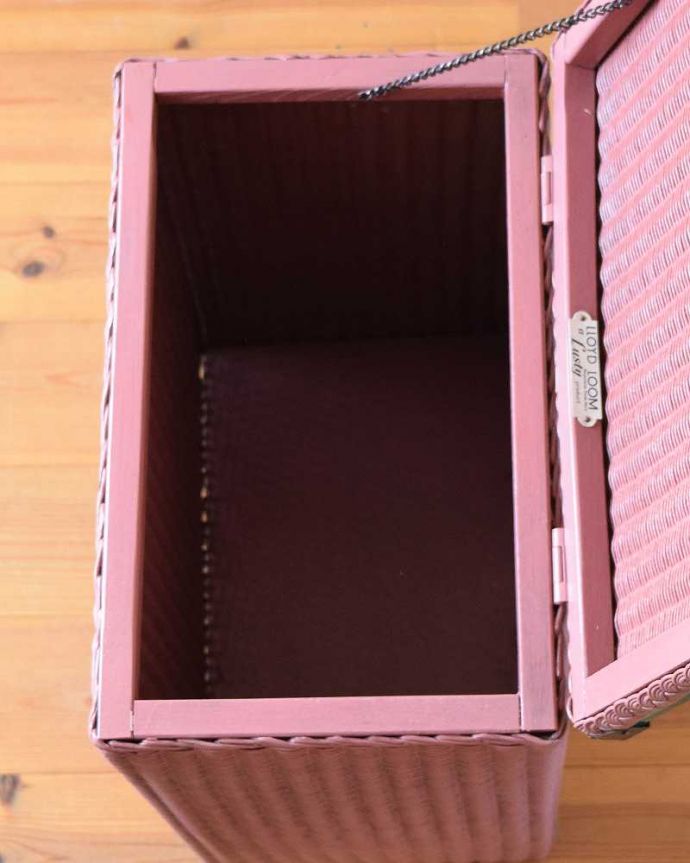 ロイドルーム　アンティーク家具　イギリス輸入のアンティークの家具、テーブルに使えるロイドルームのランドリーボックス。フタを開くと･･･中はとってもキレイに仕上げたので、リビングで散らかっている本やクッションブランケットはもちろん、ゴミ箱としても使えます。(k-1973-f)