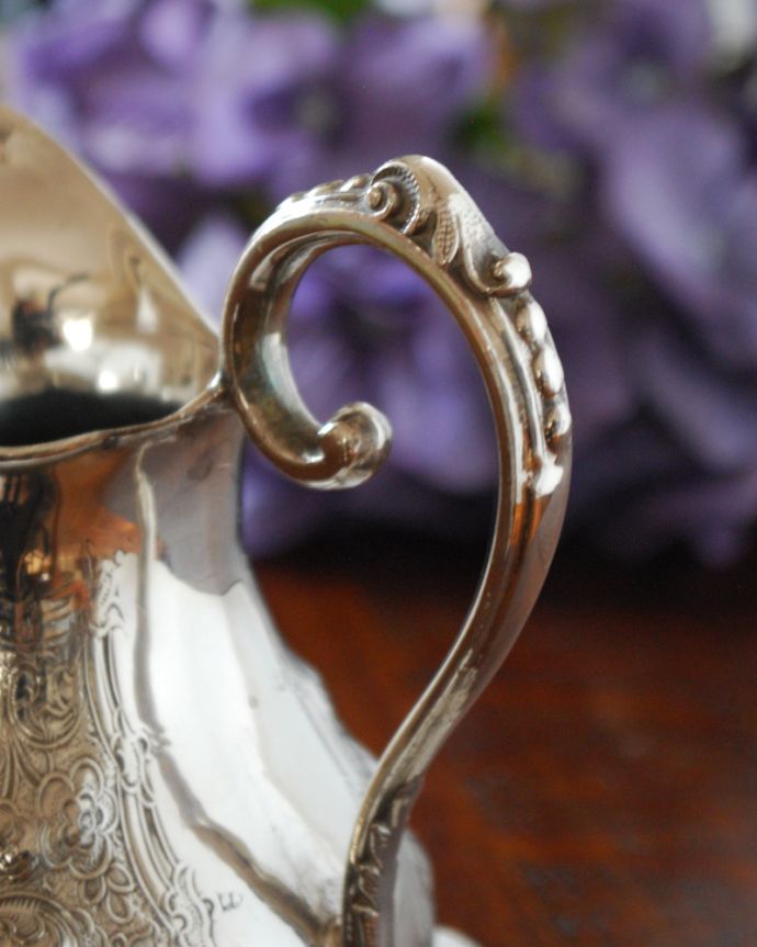 アンティーク 真鍮の雑貨　アンティーク雑貨　英国輸入の銀食器、アンティークシルバーのミルクジャグ。持ち手にも美しい装飾が付いています。(k-1973-z)