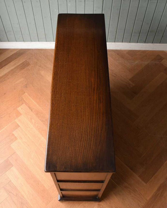 アンティークのキャビネット　アンティーク家具　飾り棚にもなるアンティークの英国家具、上品なデザインのオーク材ブックケース（本棚）。天板部分もキレイに仕上げました。(k-1974-f)