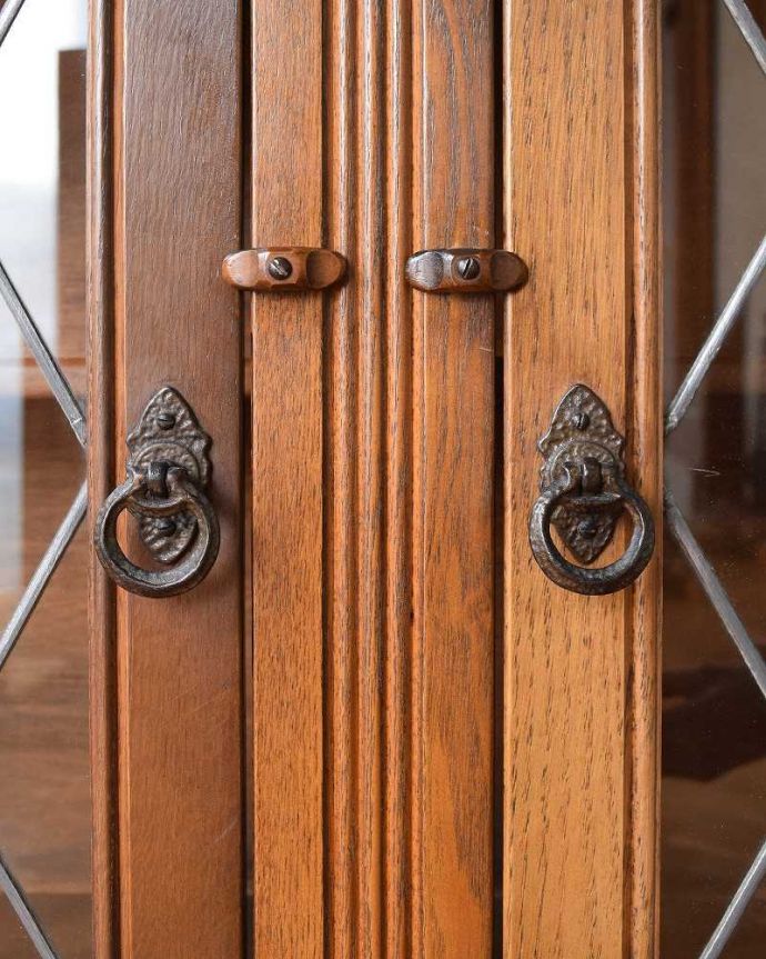 アンティークのキャビネット　アンティーク家具　飾り棚にもなるアンティークの英国家具、上品なデザインのオーク材ブックケース（本棚）。扉を開ける度にワクワク取っ手もアンティークらしいデザイン。(k-1974-f)