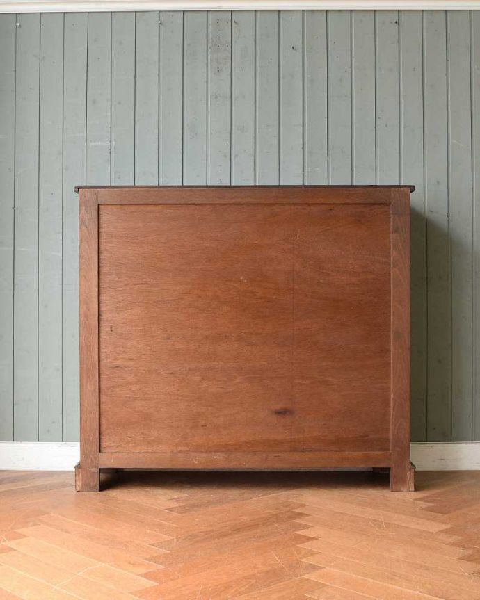 アンティークのキャビネット　アンティーク家具　飾り棚にもなるアンティークの英国家具、上品なデザインのオーク材ブックケース（本棚）。後ろ姿もキレイです。(k-1974-f)