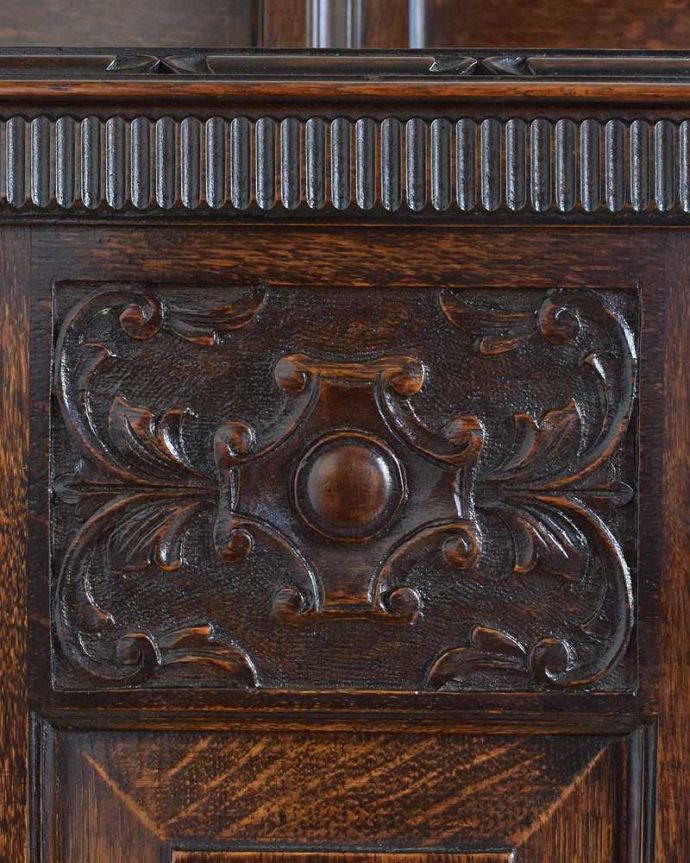 サイドボード　アンティーク家具　英国のカッコイイアンティーク家具、美しいオーク材の木製サイドボード。惚れ惚れするような美しさとっても堅い無垢材に一体どうやって彫っていったんでしょう？アンティークらしく細かい彫りを眺めているだけでうっとりしてしまいます。(k-1975-f)