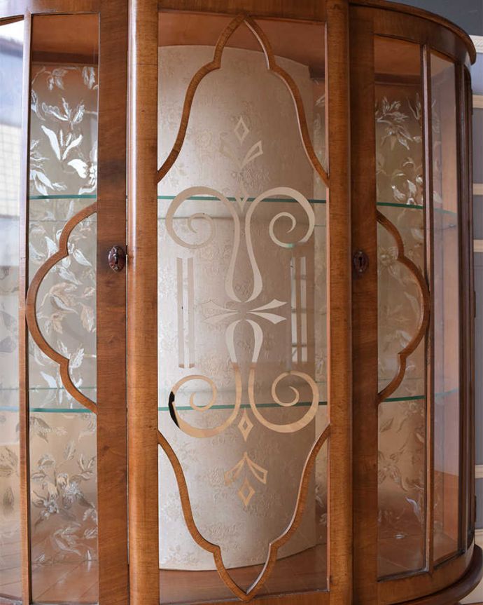 アンティークのキャビネット　アンティーク家具　美しいアンティーク家具、英国輸入のウォールナット材のガラスキャビネット。キレイに残っていてくれましたガラスに描かれている絵は剥がれているものが多いんだけれど、この子はしっかりキレイに残っていてくれました。(k-1976-f)