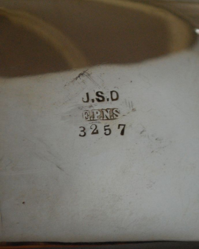 アンティーク シルバー製　アンティーク雑貨　英国輸入の銀食器、アンティークシルバーのシュガーポット。調印が残っています。(k-1976-z)