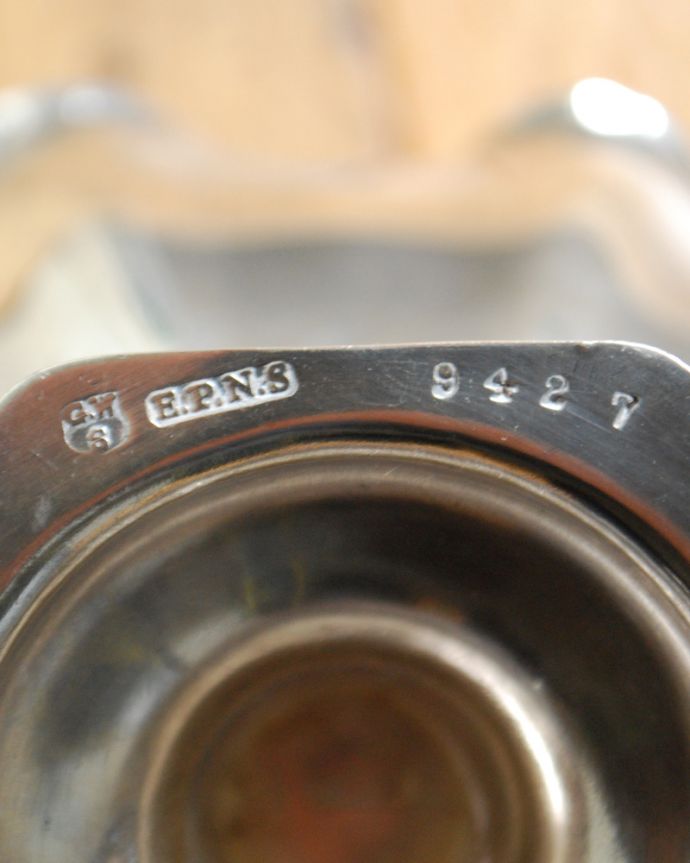 アンティーク シルバー製　アンティーク雑貨　英国輸入の銀食器、アンティークシルバーのシュガーポット。裏側には品質の証EPNSマークが付いていました。(k-1977-z)