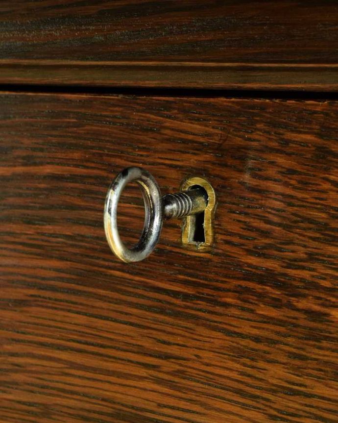アンティークのチェスト　アンティーク家具　英国輸入のアンティーク家具、キャスター付きのカップボードチェスト。大切なものも収納出来ますおとぎ話に出てくるような可愛いアンティークの鍵が付いています。(k-1978-f)