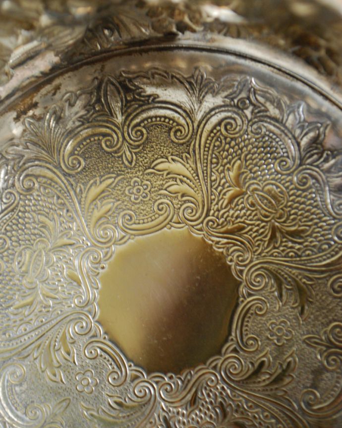 アンティーク シルバー製　アンティーク雑貨　英国輸入の銀食器、葡萄の装飾が美しいアンティークシルバーのワインボトルコースター。優雅な装飾です。(k-1979-z)