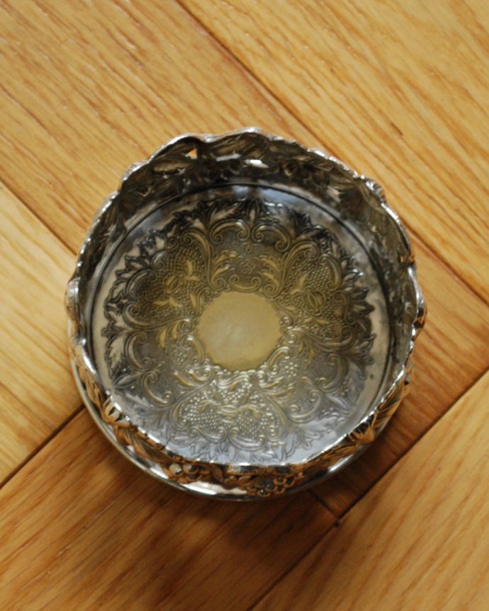 アンティーク シルバー製　アンティーク雑貨　英国輸入の銀食器、葡萄の装飾が美しいアンティークシルバーのワインボトルコースター。上から見るとこんな感じです。(k-1979-z)