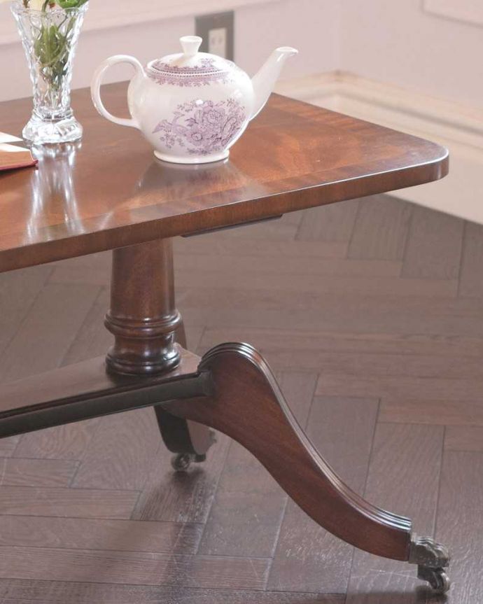 アンティークのテーブル　アンティーク家具　英国輸入のアンティーク家具、木目が美しいコーヒーテーブル（キャスター付き）。英国らしいデザインのうつくしさにうっとり･･･脚のデザインだけ見ても、アンティークらしさが感じられるんです。(k-1980-f)