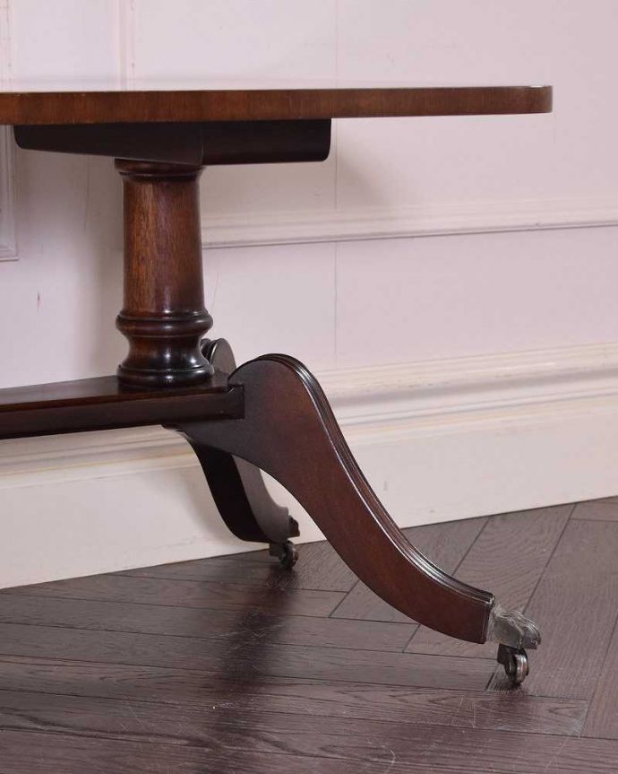 アンティークのテーブル　アンティーク家具　英国輸入のアンティーク家具、木目が美しいコーヒーテーブル（キャスター付き）。持ち上げなくても移動できます！Handleのアンティークは、脚の裏にフェルトキーパーをお付けしていますので、床を滑らせてれば移動が簡単です。(k-1980-f)