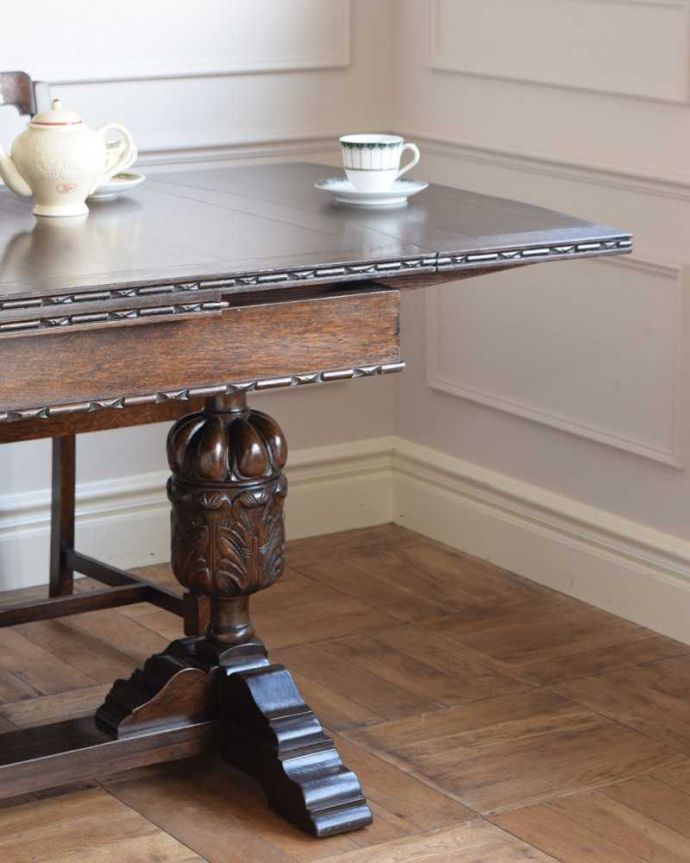 アンティークのテーブル　アンティーク家具　アンティーク英国家具、重厚な脚の装飾が美しいドローリーフテーブル（伸張式テーブル） 。やっぱり目が行く重厚なデザインの脚重厚な雰囲気のバルボスレッグと呼ばれる美しい脚が一番の特長。(k-1982-f)