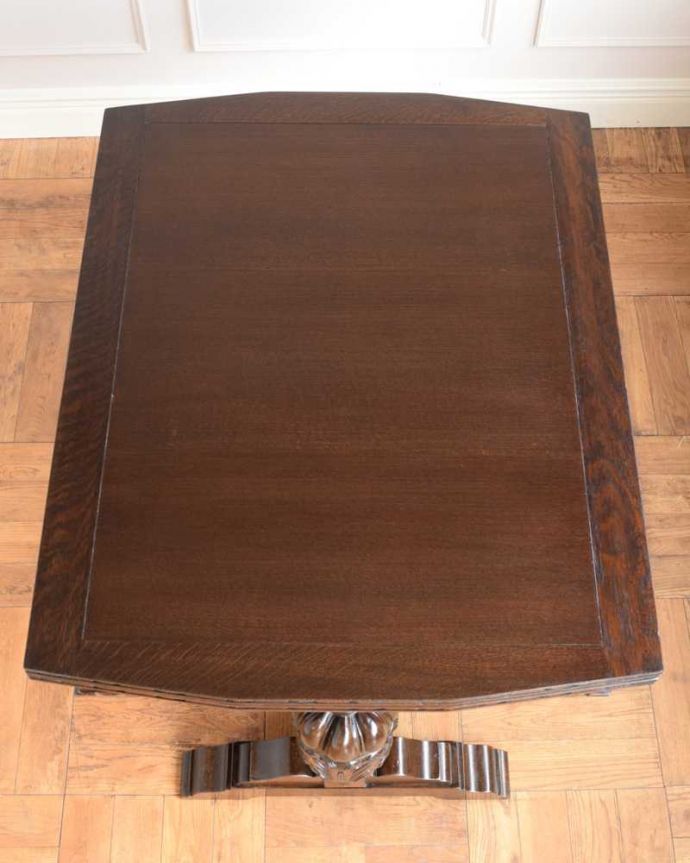 アンティークのテーブル　アンティーク家具　アンティーク英国家具、重厚な脚の装飾が美しいドローリーフテーブル（伸張式テーブル） 。上から見るとこんな形リーフを開く前はこんな形です。(k-1982-f)