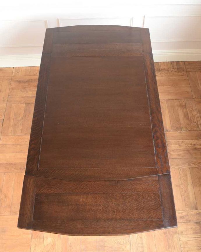 アンティークのテーブル　アンティーク家具　アンティーク英国家具、重厚な脚の装飾が美しいドローリーフテーブル（伸張式テーブル） 。やっぱりテーブルは天板が重要全部開いた状態で天板を上から見てみるとこんな感じです。(k-1982-f)