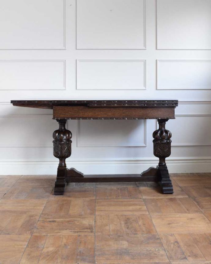 アンティークのテーブル　アンティーク家具　アンティーク英国家具、重厚な脚の装飾が美しいドローリーフテーブル（伸張式テーブル） 。片方だけ開いてもOK片方のリーフだけを開くとこんな感じ。(k-1982-f)