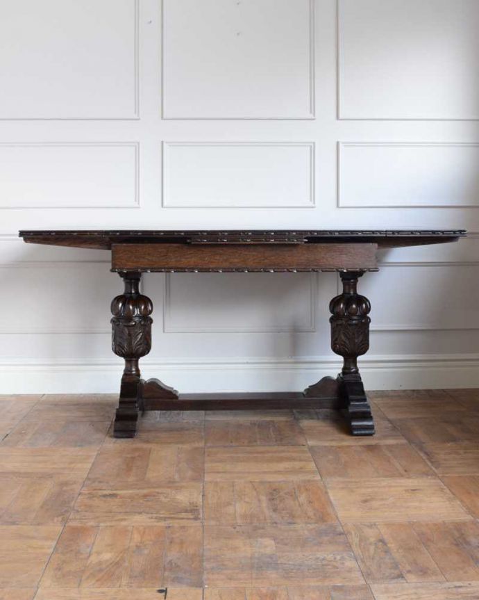 アンティークのテーブル　アンティーク家具　アンティーク英国家具、重厚な脚の装飾が美しいドローリーフテーブル（伸張式テーブル） 。両方開くと大きなサイズ！家族が増えた時やみんなが集まった時、両方のリーフを開けば大きなサイズに。(k-1982-f)