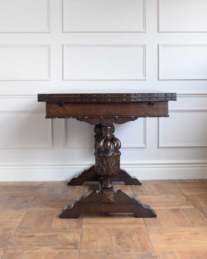 アンティークのテーブル　アンティーク家具　アンティーク英国家具、重厚な脚の装飾が美しいドローリーフテーブル（伸張式テーブル） 。こちら側から見てみると･･･アンティークは新品ではないので経年変化によるキズはありますが、専門の職人がしっかり修復しました。(k-1982-f)