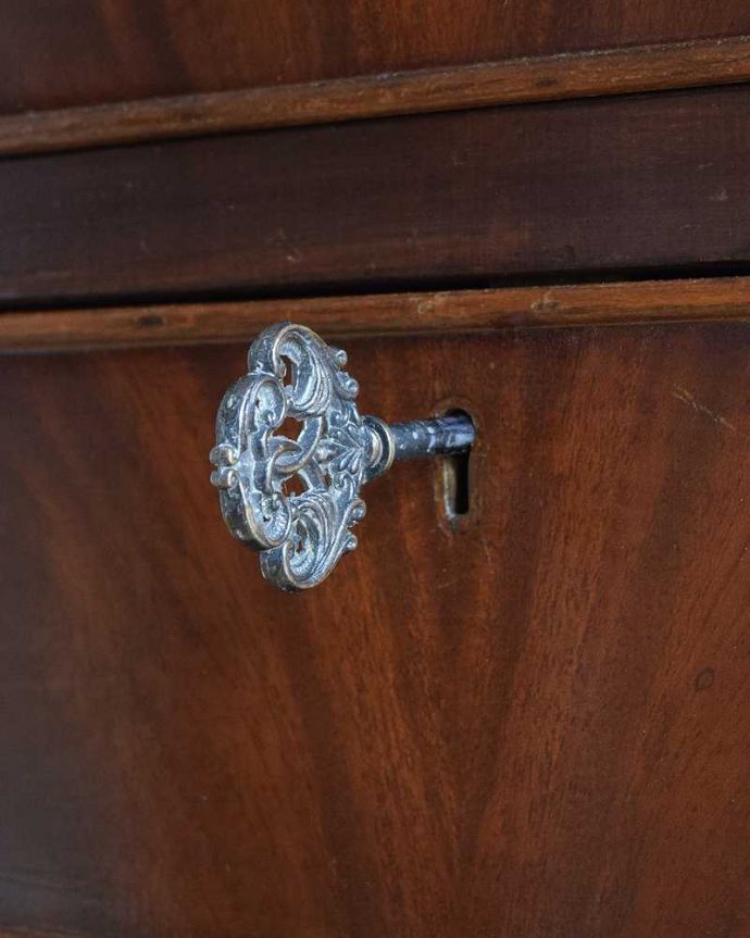 アンティークのチェスト　アンティーク家具　マホガニーの木目が美しいアンティークキャビネット（トールボーイ）。下の扉にも豪華な鍵が！下扉にも素敵な鍵が付いていました。(k-1983-f)