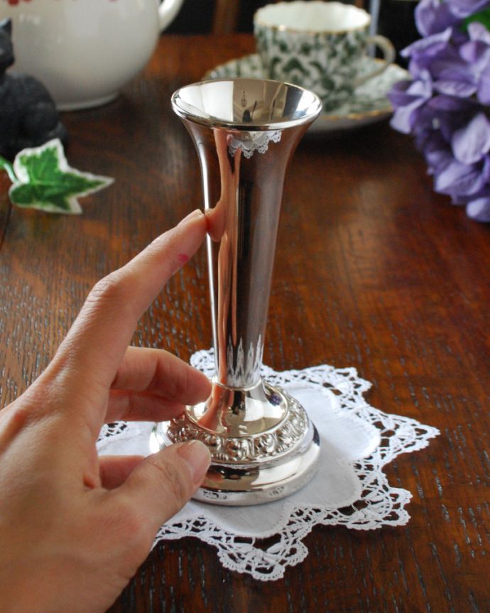 アンティーク シルバー製　アンティーク雑貨　英国輸入の銀アイテム、アンティークシルバーの1輪挿し（花器）。しっとりと美しいアンティークシルバーの花器です。(k-1983-z)
