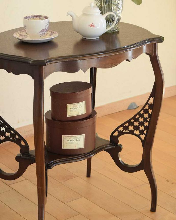 アンティークのテーブル　アンティーク家具　アンティークのウォルナット材を使った英国家具、オケージョナルテーブル。上品で優雅なアンティーク凛とした雰囲気が漂うアンティークらしい立ち姿のテーブル。(k-1988-f)
