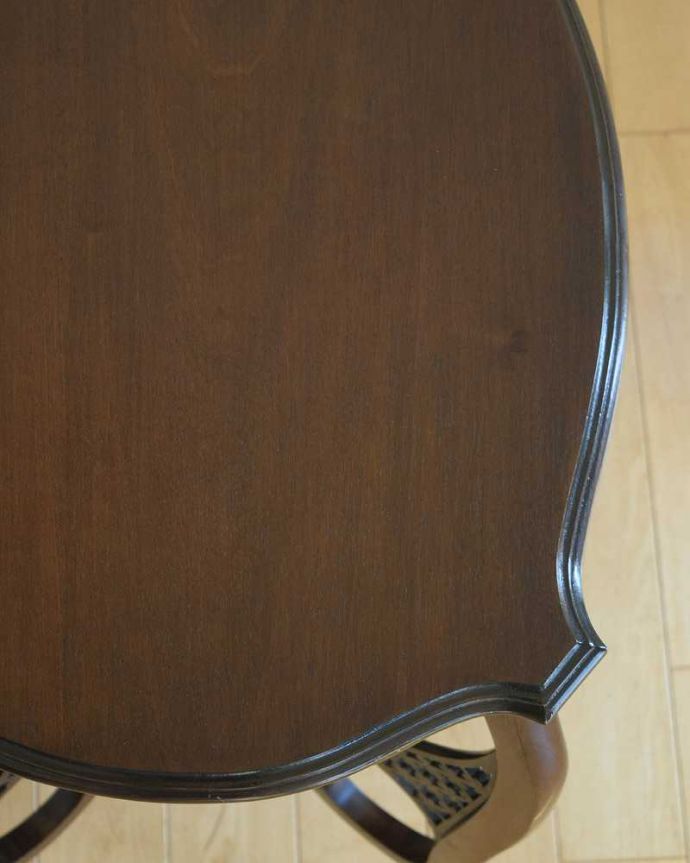 アンティークのテーブル　アンティーク家具　アンティークのウォルナット材を使った英国家具、オケージョナルテーブル。天板を近づいてみると…アンティークだから手に入れることが出来る天板に使われている銘木の美しさにうっとりです。(k-1988-f)