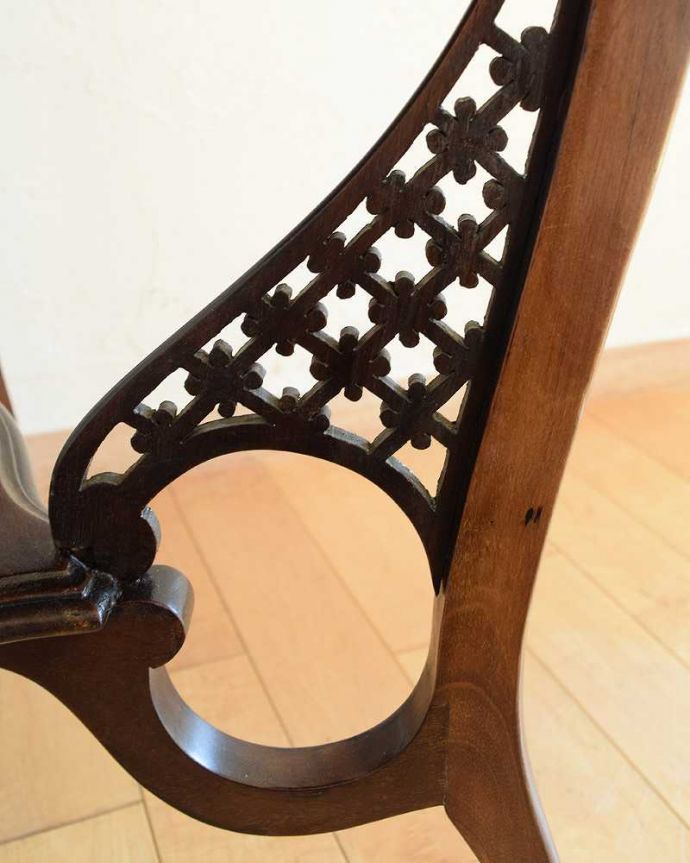 アンティークのテーブル　アンティーク家具　アンティークのウォルナット材を使った英国家具、オケージョナルテーブル。うっとりする美しさアンティークだから手に入る美しい彫。(k-1988-f)