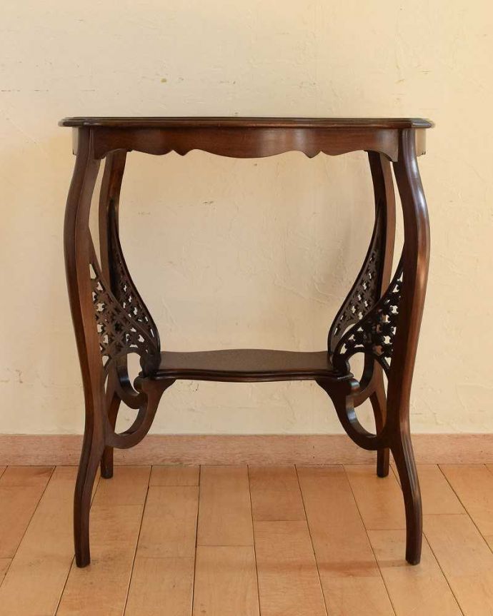 アンティークのテーブル　アンティーク家具　アンティークのウォルナット材を使った英国家具、オケージョナルテーブル。クルッと回転。(k-1988-f)