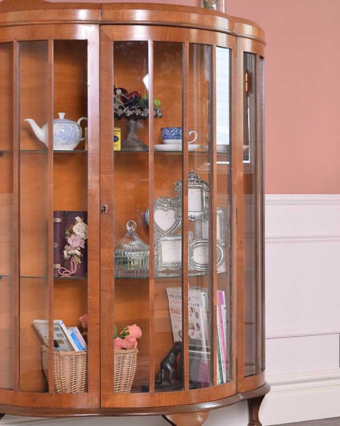 アンティークのキャビネット　アンティーク家具　美しいアンティーク家具、英国輸入のウォールナット材のガラスキャビネット （ショーケース）。ガラス越しに見るお気に入りの美しさ…光をたっぷり取り入れてくれるガラス扉と棚板。(k-1989-f)