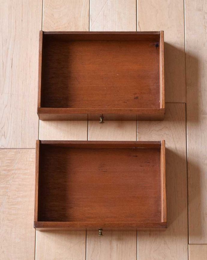 ビューロー　アンティーク家具　マホガニー材のアンティーク英国輸入家具、美しい木目のライティングビューローデスク 。ビューローの中には小引き出しも小引き出しもついているので細かく収納できてとっても便利です。(k-1990-f)