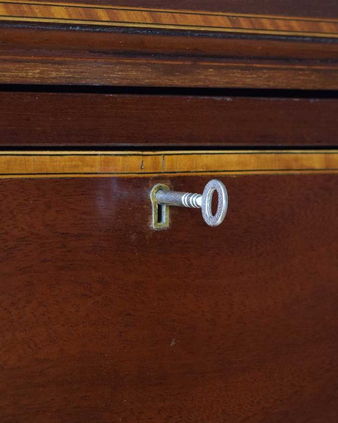 ビューロー　アンティーク家具　マホガニー材のアンティーク英国輸入家具、美しい木目のライティングビューローデスク 。引き出しにも鍵がついています引き出しにも鍵がついているので大切なものもしまえて安心です。(k-1990-f)