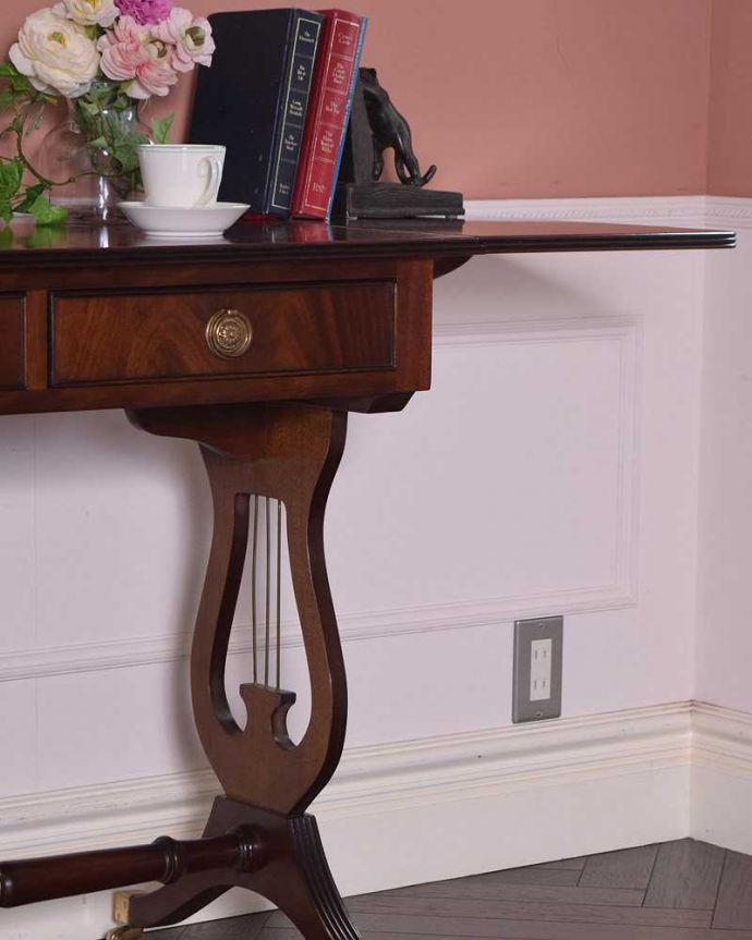 アンティークのテーブル　アンティーク家具　伸張式のマホガニー材デスク、キャスター付きアンティークバタフライテーブル。英国アンティークらしい優雅な姿にうっとりアンティークらしいデザインの美しさ。(k-1994-f)