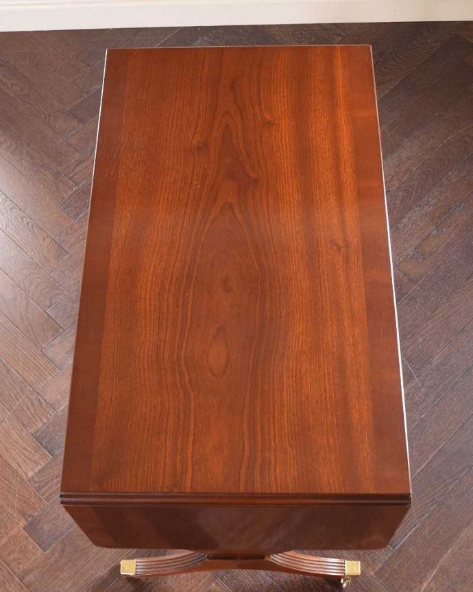 アンティークのテーブル　アンティーク家具　伸張式のマホガニー材デスク、キャスター付きアンティークバタフライテーブル。畳むとこんなにスリムなサイズリーフを開く前はこんな形です。(k-1994-f)